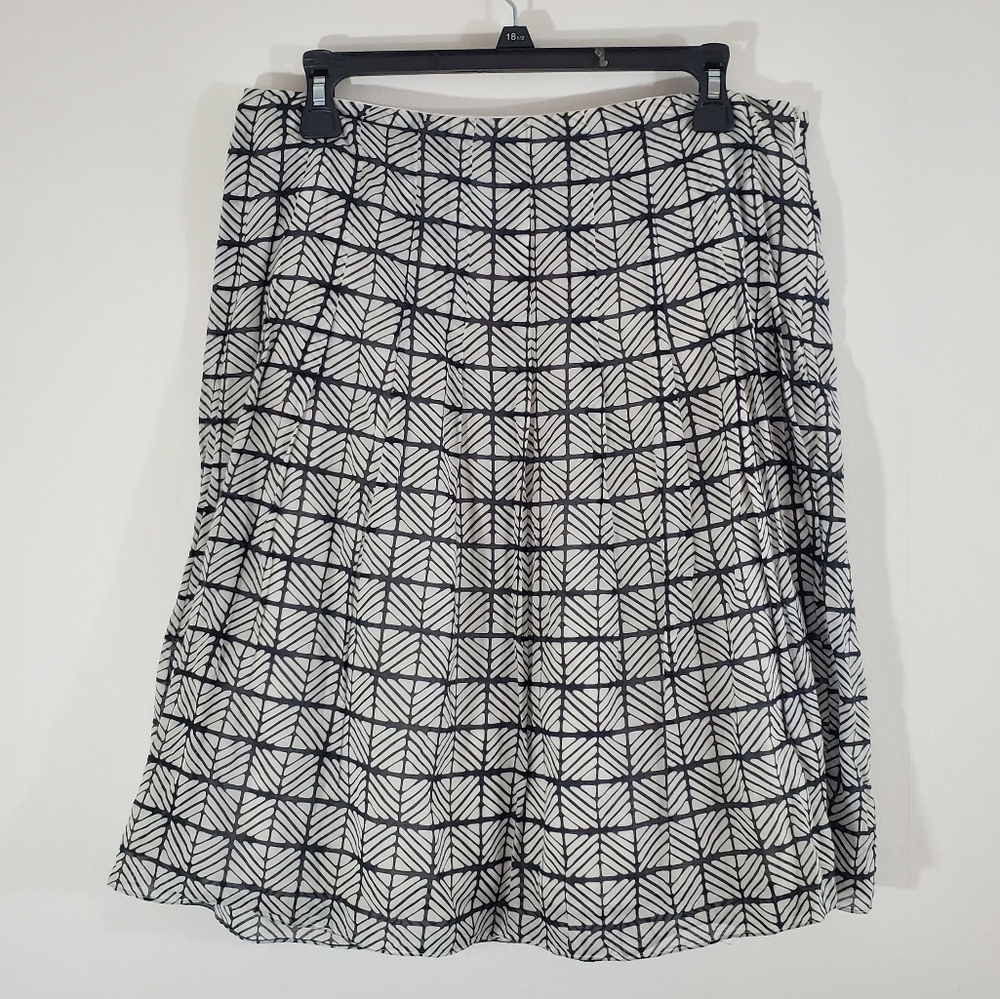Size 6 Alfani a-line black and white skirt